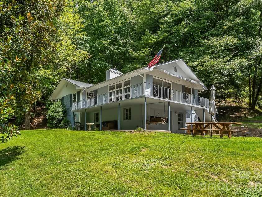 98 Limberlost Drive, Hendersonville, NC 28739.  MLS# CAR4376347, YatesRealty ID 17529. 