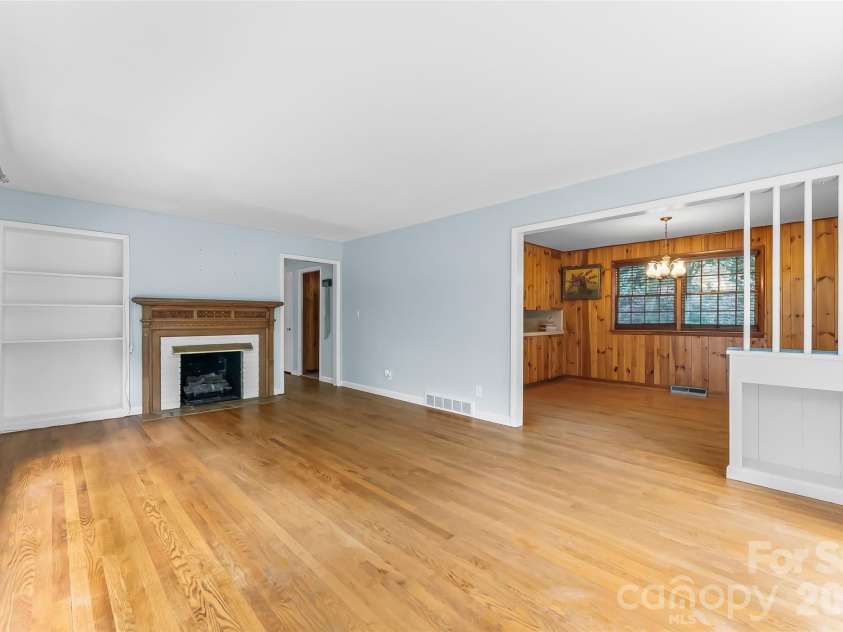 98 Limberlost Drive, Hendersonville, NC 28739.  MLS# CAR4376347, YatesRealty ID 17529. 