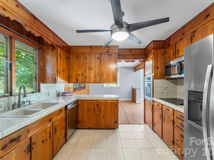 98 Limberlost Drive, Hendersonville, NC 28739.  MLS# CAR4376347, YatesRealty ID 17529. 