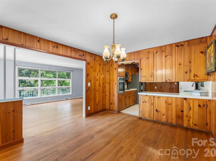 98 Limberlost Drive, Hendersonville, NC 28739.  MLS# CAR4376347, YatesRealty ID 17529. 