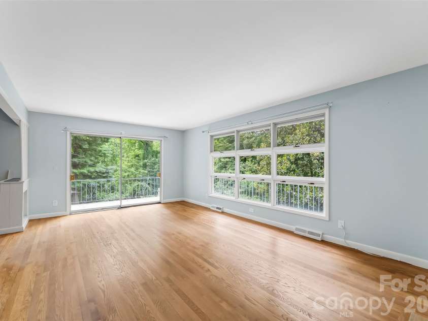 98 Limberlost Drive, Hendersonville, NC 28739.  MLS# CAR4376347, YatesRealty ID 17529. 