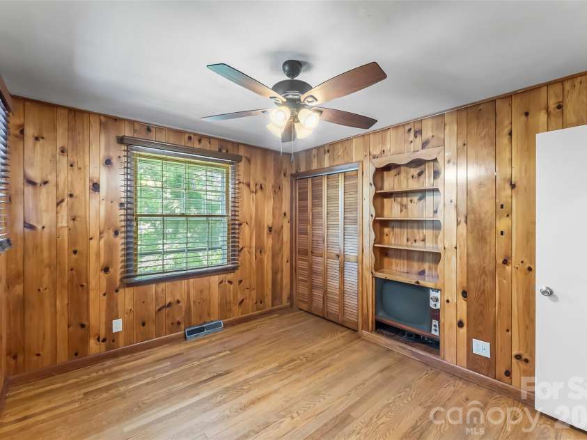 98 Limberlost Drive, Hendersonville, NC 28739.  MLS# CAR4376347, YatesRealty ID 17529. 