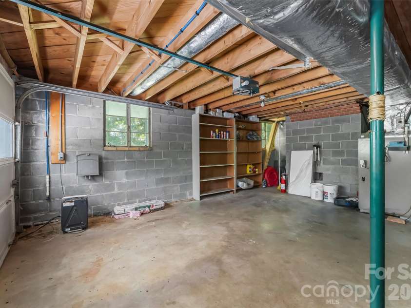 98 Limberlost Drive, Hendersonville, NC 28739.  MLS# CAR4376347, YatesRealty ID 17529. 