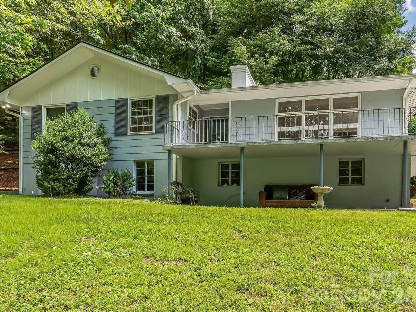 98 Limberlost Drive, Hendersonville, NC 28739.  MLS# CAR4376347, YatesRealty ID 17529. 