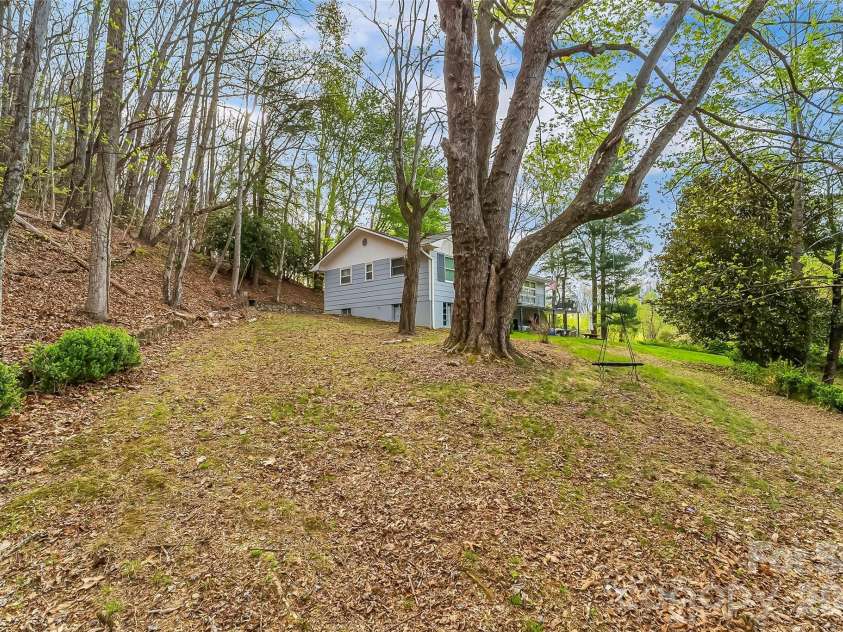 98 Limberlost Drive, Hendersonville, NC 28739.  MLS# CAR4376347, YatesRealty ID 17529. 