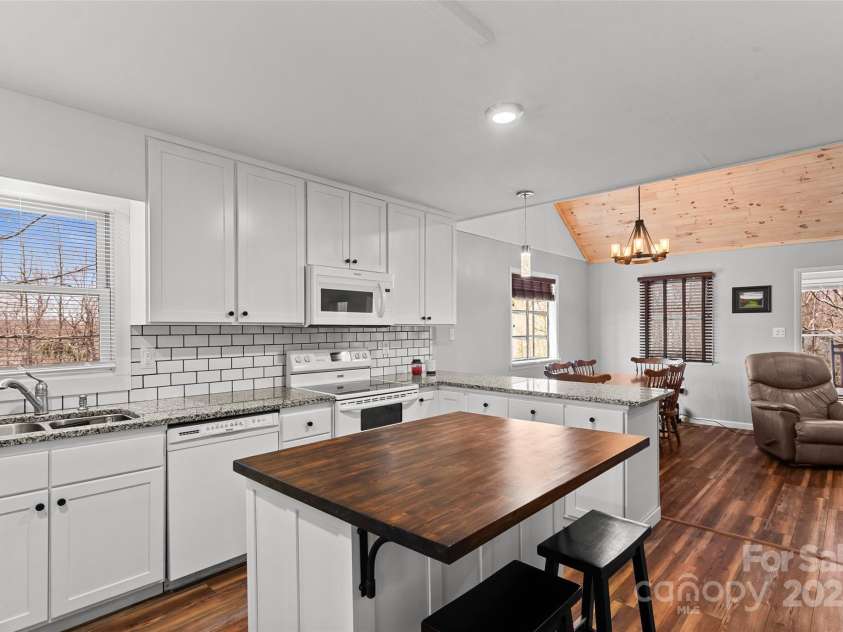 46 Wahuhu Court, Brevard, NC 28712.  MLS# CAR4241223, YatesRealty ID 1753. 