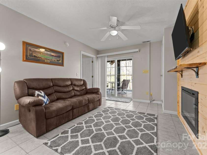 46 Wahuhu Court, Brevard, NC 28712.  MLS# CAR4241223, YatesRealty ID 1753. 