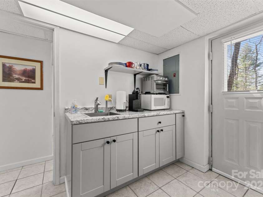 46 Wahuhu Court, Brevard, NC 28712.  MLS# CAR4241223, YatesRealty ID 1753. 