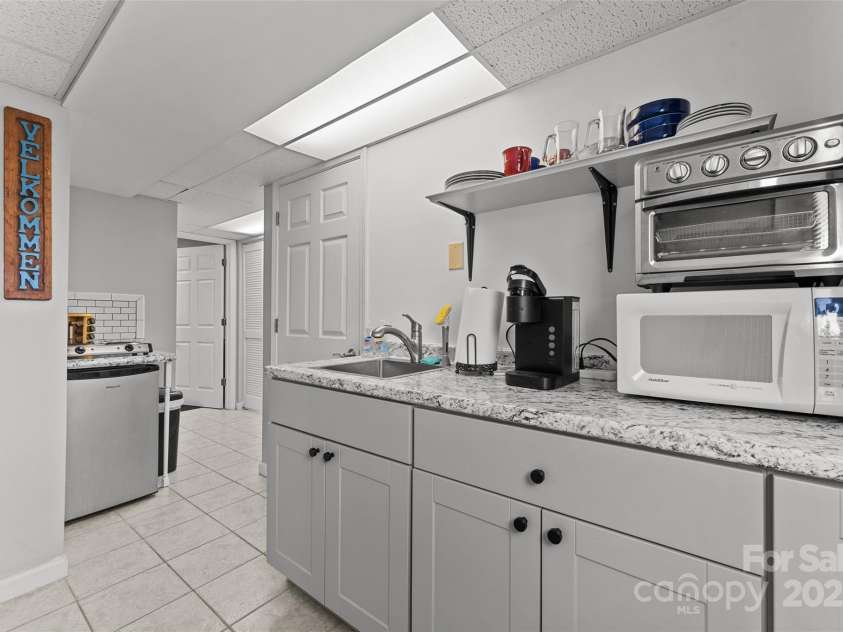 46 Wahuhu Court, Brevard, NC 28712.  MLS# CAR4241223, YatesRealty ID 1753. 