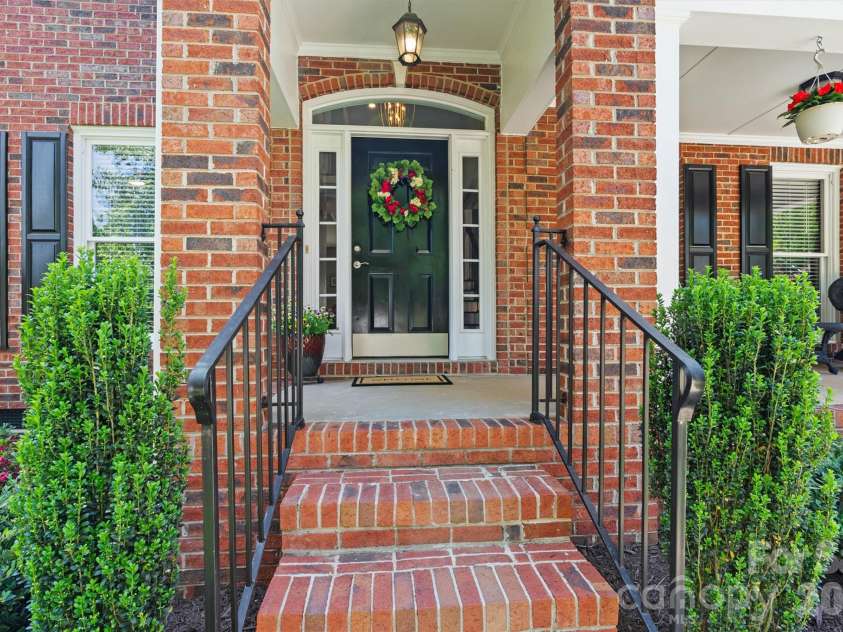 140 Foxfield Park Drive, Mooresville, NC 28115.  MLS# CAR4374750, YatesRealty ID 17530. Welcoming Entryway