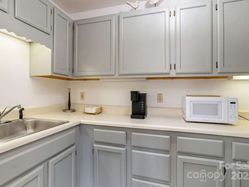 104 SUNNY VIEW Lane, Flat Rock, NC 28739.  MLS# CAR4266917, YatesRealty ID 17534. 