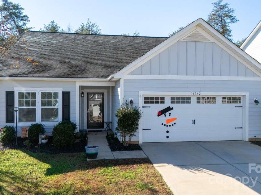 16142 Commodore Drive, Lancaster, SC 29720.  MLS# CAR4266577, YatesRealty ID 17536. 