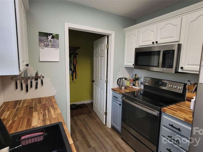 10 Haven Crest Lane, Fletcher, NC 28732.  MLS# CAR4266553, YatesRealty ID 17537. 