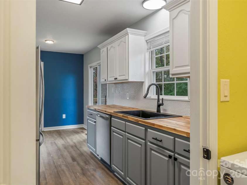 10 Haven Crest Lane, Fletcher, NC 28732.  MLS# CAR4321217, YatesRealty ID 17537. 