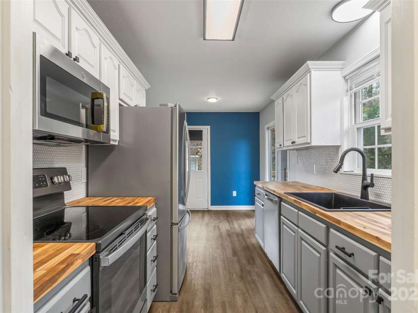 10 Haven Crest Lane, Fletcher, NC 28732.  MLS# CAR4321217, YatesRealty ID 17537. 