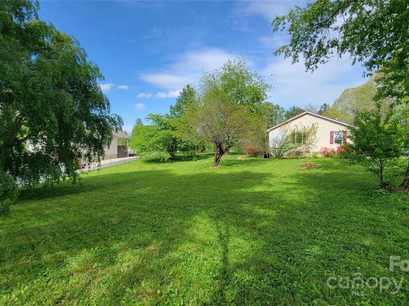 10 Haven Crest Lane, Fletcher, NC 28732.  MLS# CAR4321217, YatesRealty ID 17537. 