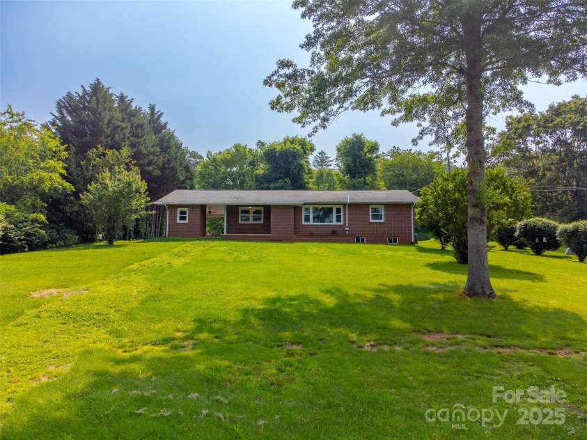 191 Rolling Green Drive, Sylva, NC 28779.  MLS# CAR4267172, YatesRealty ID 17538. 