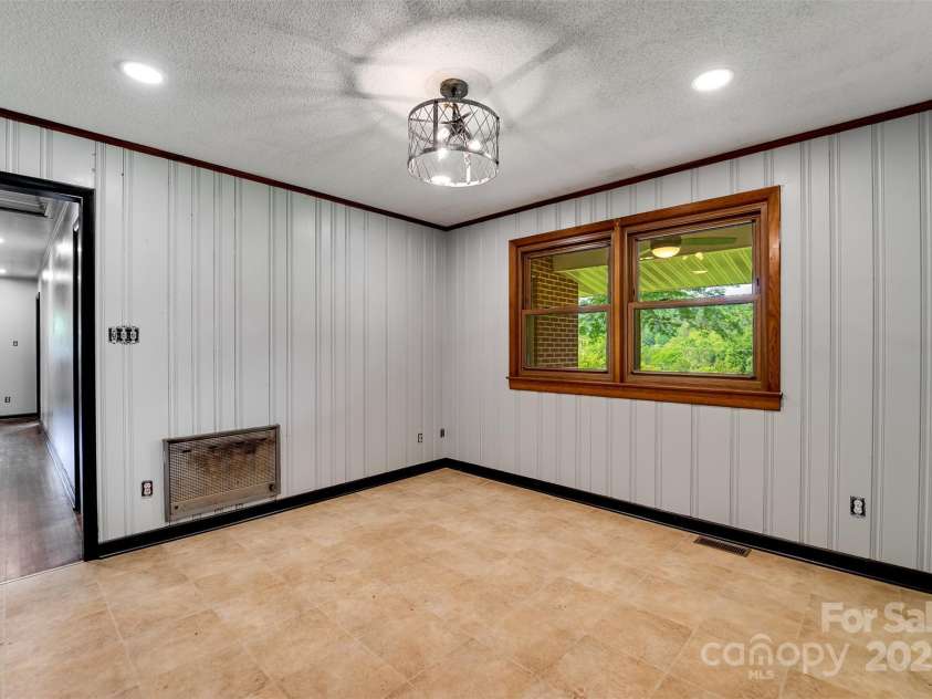 191 Rolling Green Drive, Sylva, NC 28779.  MLS# CAR4267172, YatesRealty ID 17538. 