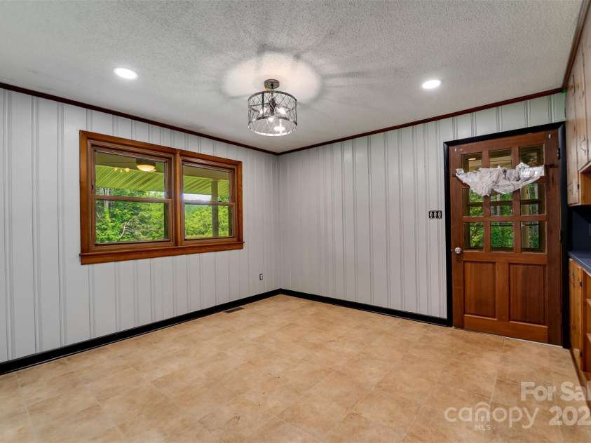 191 Rolling Green Drive, Sylva, NC 28779.  MLS# CAR4267172, YatesRealty ID 17538. 