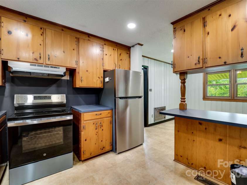 191 Rolling Green Drive, Sylva, NC 28779.  MLS# CAR4267172, YatesRealty ID 17538. 