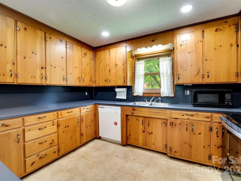 191 Rolling Green Drive, Sylva, NC 28779.  MLS# CAR4267172, YatesRealty ID 17538. 