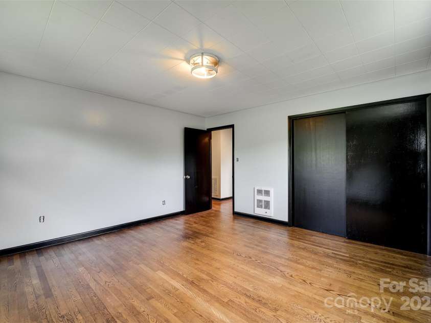 191 Rolling Green Drive, Sylva, NC 28779.  MLS# CAR4267172, YatesRealty ID 17538. 