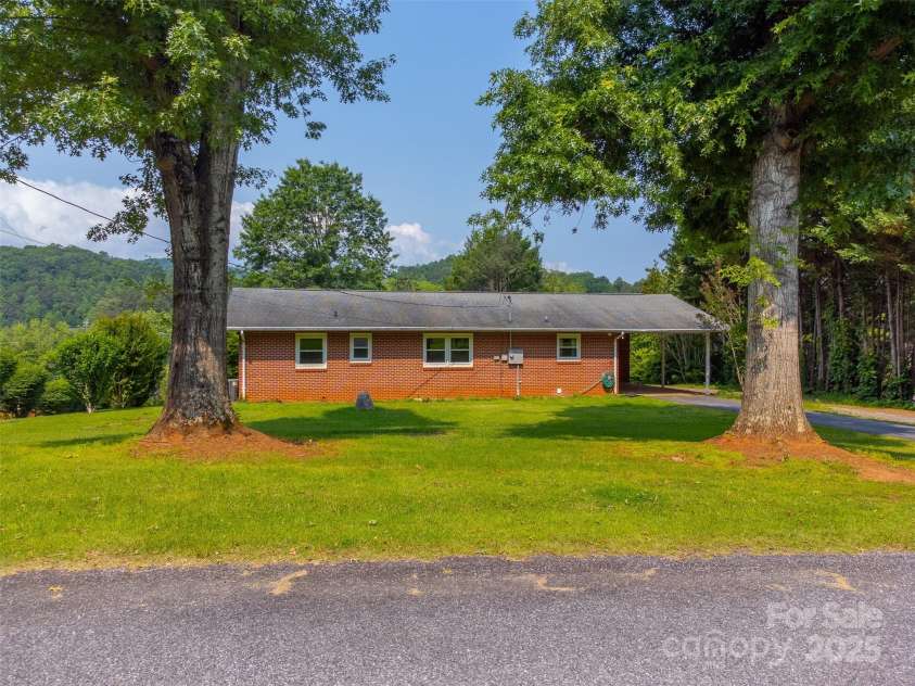 191 Rolling Green Drive, Sylva, NC 28779.  MLS# CAR4267172, YatesRealty ID 17538. 
