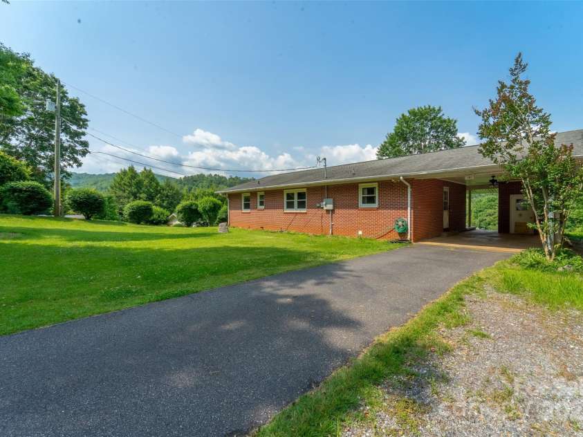 191 Rolling Green Drive, Sylva, NC 28779.  MLS# CAR4267172, YatesRealty ID 17538. 