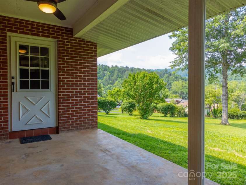 191 Rolling Green Drive, Sylva, NC 28779.  MLS# CAR4267172, YatesRealty ID 17538. 