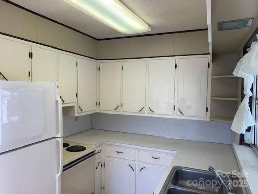 30 LAKEMONT COTTAGE Trail, Flat Rock, NC 28731.  MLS# CAR4232172, YatesRealty ID 1754. 