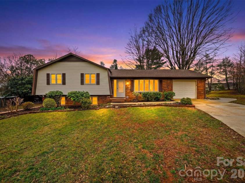 4776 Kennedy Street, Hickory, NC 28602.  MLS# CAR4353201, YatesRealty ID 17540. 