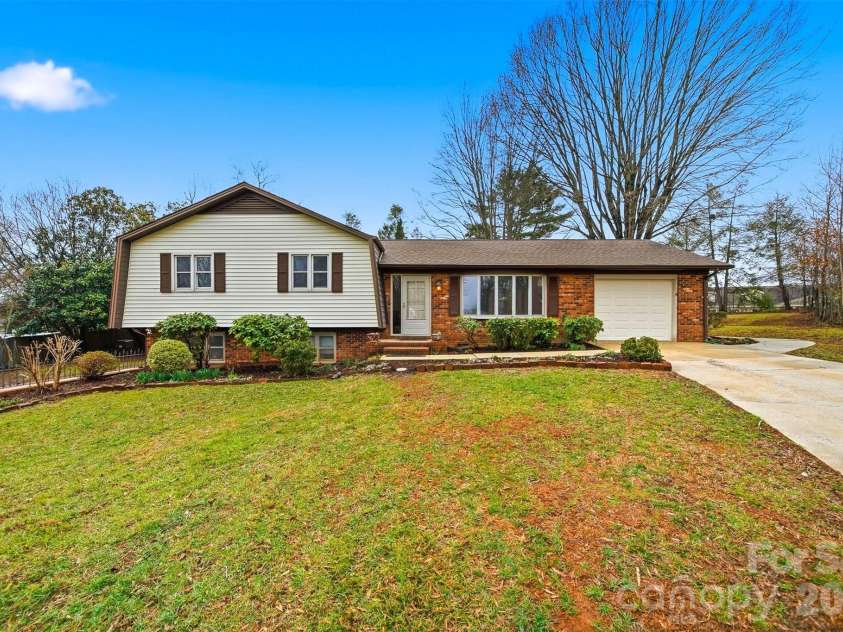 4776 Kennedy Street, Hickory, NC 28602.  MLS# CAR4353201, YatesRealty ID 17540. 
