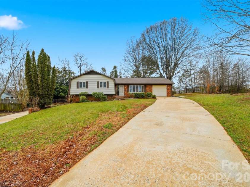 4776 Kennedy Street, Hickory, NC 28602.  MLS# CAR4353201, YatesRealty ID 17540. 