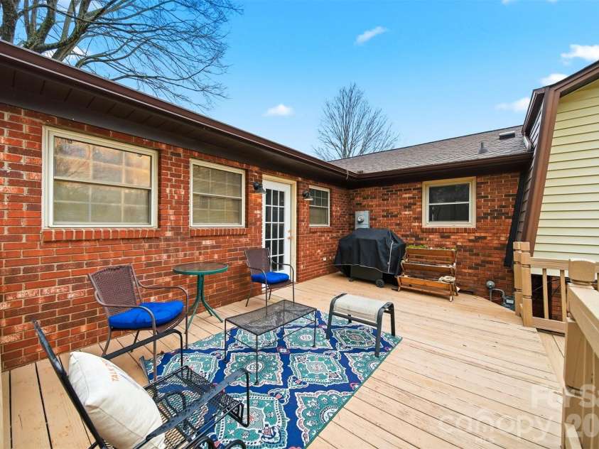 4776 Kennedy Street, Hickory, NC 28602.  MLS# CAR4353201, YatesRealty ID 17540. 