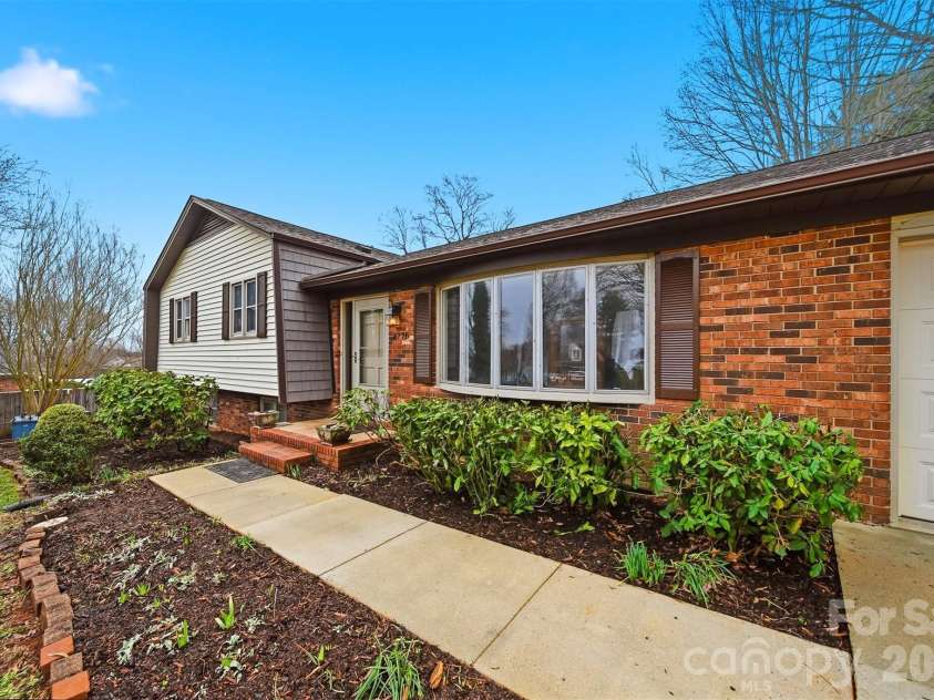 4776 Kennedy Street, Hickory, NC 28602.  MLS# CAR4353201, YatesRealty ID 17540. 