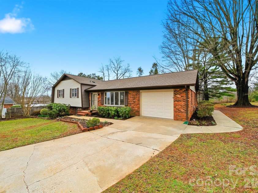 4776 Kennedy Street, Hickory, NC 28602.  MLS# CAR4353201, YatesRealty ID 17540. 