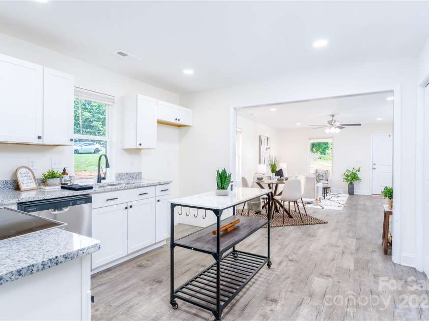 810 Raleigh Avenue, Statesville, NC 28677.  MLS# CAR4266366, YatesRealty ID 17540. Kitchen