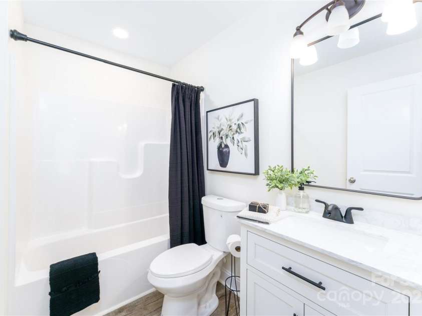 810 Raleigh Avenue, Statesville, NC 28677.  MLS# CAR4266366, YatesRealty ID 17540. Secondary Bathroom