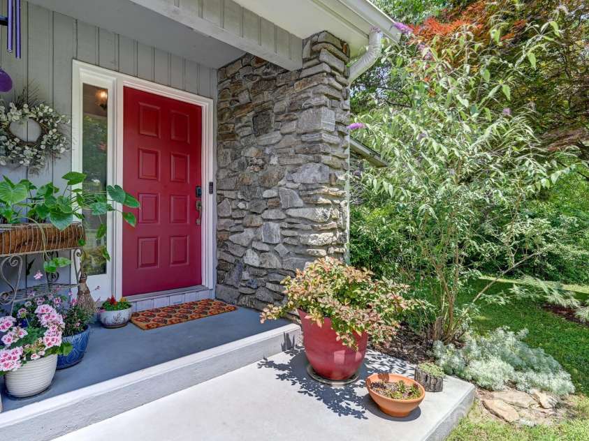 110 Aurora Drive, Asheville, NC 28805.  MLS# CAR4306684, YatesRealty ID 17541. 