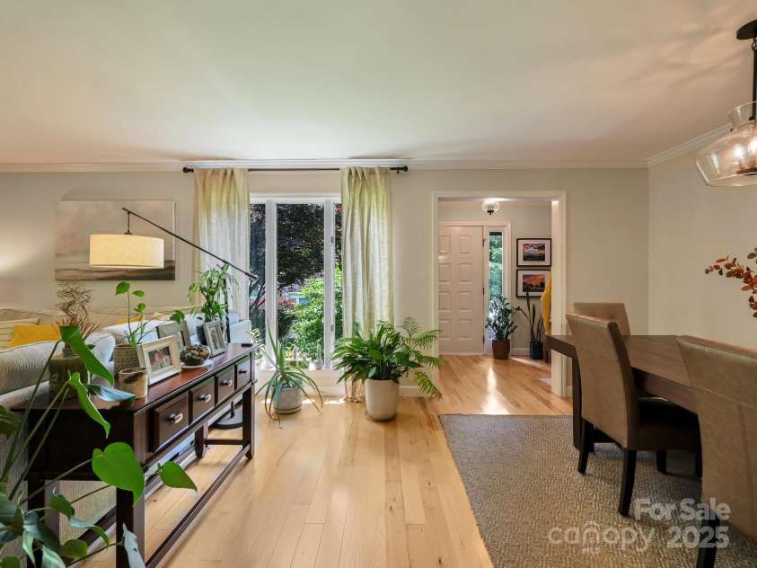 110 Aurora Drive, Asheville, NC 28805.  MLS# CAR4306684, YatesRealty ID 17541. 