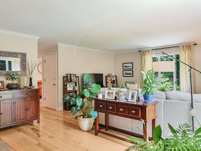 110 Aurora Drive, Asheville, NC 28805.  MLS# CAR4306684, YatesRealty ID 17541. 