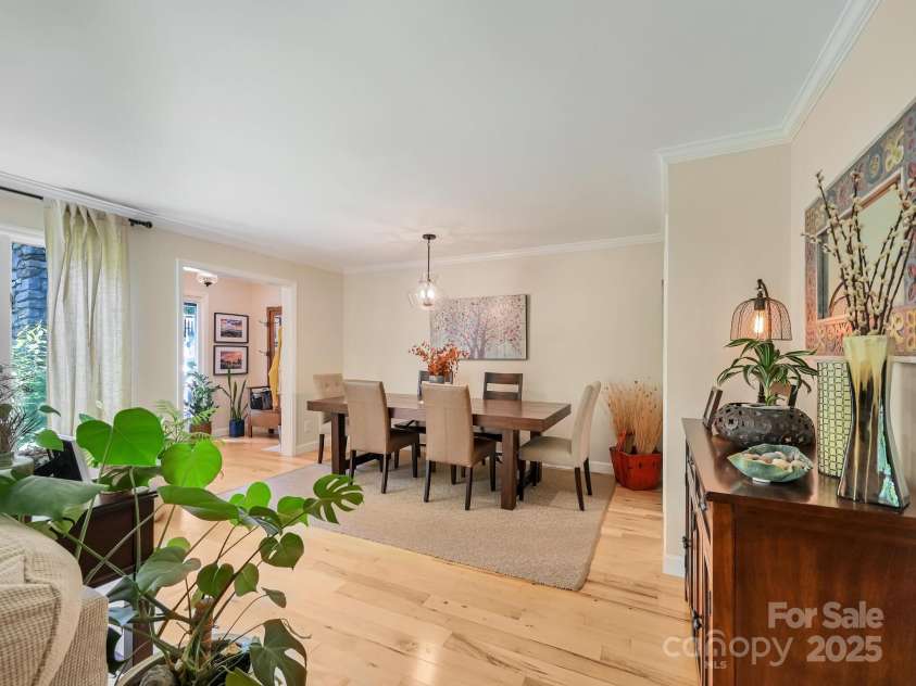 110 Aurora Drive, Asheville, NC 28805.  MLS# CAR4306684, YatesRealty ID 17541. 