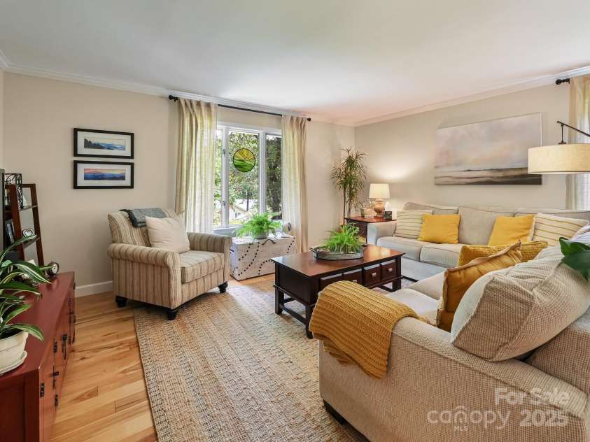 110 Aurora Drive, Asheville, NC 28805.  MLS# CAR4306684, YatesRealty ID 17541. 