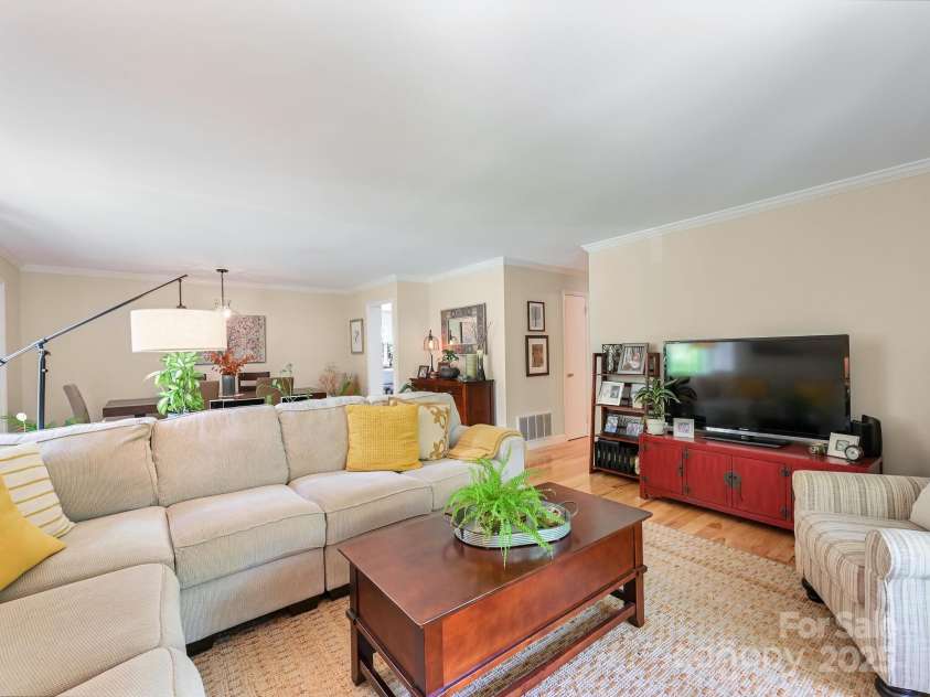 110 Aurora Drive, Asheville, NC 28805.  MLS# CAR4306684, YatesRealty ID 17541. 