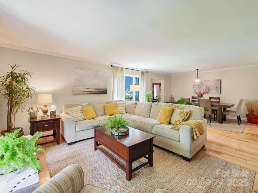 110 Aurora Drive, Asheville, NC 28805.  MLS# CAR4306684, YatesRealty ID 17541. 