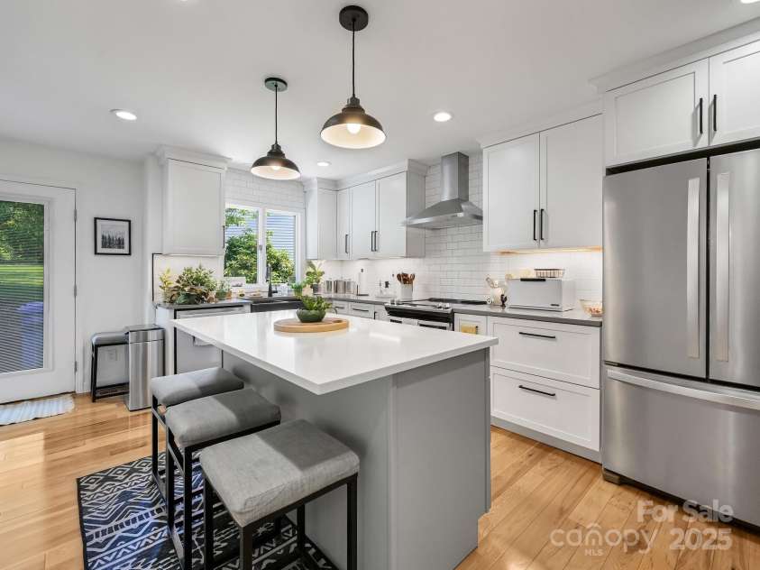 110 Aurora Drive, Asheville, NC 28805.  MLS# CAR4306684, YatesRealty ID 17541. 