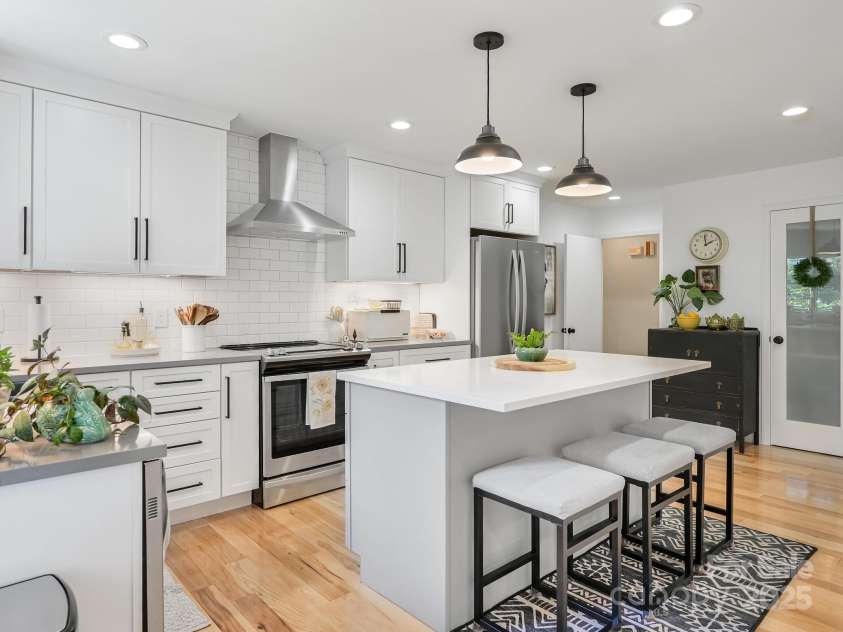 110 Aurora Drive, Asheville, NC 28805.  MLS# CAR4306684, YatesRealty ID 17541. 