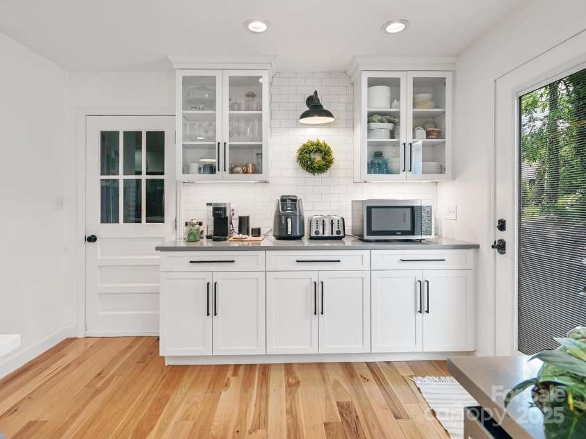 110 Aurora Drive, Asheville, NC 28805.  MLS# CAR4306684, YatesRealty ID 17541. 