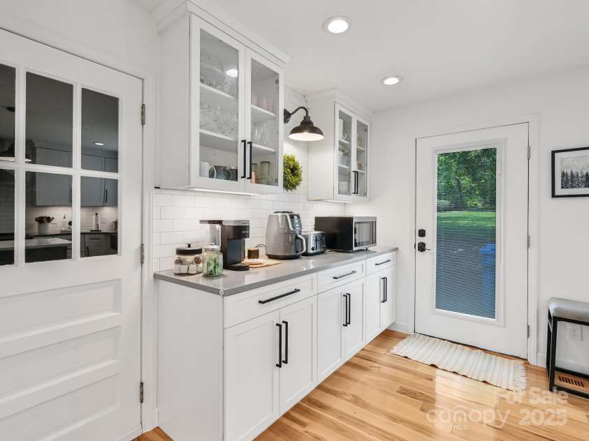 110 Aurora Drive, Asheville, NC 28805.  MLS# CAR4306684, YatesRealty ID 17541. 