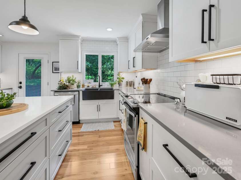 110 Aurora Drive, Asheville, NC 28805.  MLS# CAR4306684, YatesRealty ID 17541. 